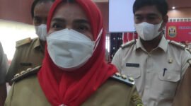 Wali Kota Bandarlampung Eva Dwiana didampingi Sekretaris BPPRD Bandarlampung Bramado (kanan) usai menyampaikan SPPT dan DHKP PBB-P2 Tahun 2022 kepada camat se-Kota Bandarlampung di Aula Semergou, Selasa (22/2). Foto: Netizenku.com