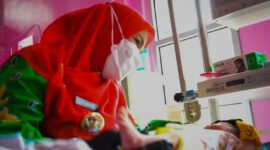 Wali Kota Bandarlampung Eva Dwiana saat membezuk Bintang di RSUD A Dadi Tjokrodipo, Jumat (25/2). Foto: Netizenku.com