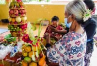 Umat Hindu di Pura Kahyangan Jagat Kerthi Bhuana, Way Lunik, Panjang, Bandarlampung, menyiapkan sesajen untuk upakara Penyepian menyambut Perayaan Hari Suci Nyepi Tahun Baru Saka 1944, Senin (28/2). Foto: Netizenku.com
