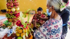 Umat Hindu di Pura Kahyangan Jagat Kerthi Bhuana, Way Lunik, Panjang, Bandarlampung, menyiapkan sesajen untuk upakara Penyepian menyambut Perayaan Hari Suci Nyepi Tahun Baru Saka 1944, Senin (28/2). Foto: Netizenku.com