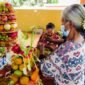 Umat Hindu di Pura Kahyangan Jagat Kerthi Bhuana, Way Lunik, Panjang, Bandarlampung, menyiapkan sesajen untuk upakara Penyepian menyambut Perayaan Hari Suci Nyepi Tahun Baru Saka 1944, Senin (28/2). Foto: Netizenku.com