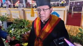 Sekretaris Mahkamah Agung, Prof Dr Hasbi Hasan SH MH, dikukuhkan sebagai Profesor Bidang Ilmu Peradilan dalam Ekonomi Islam di GSG Universitas Lampung, Bandarlampung, Rabu (2/3). Foto: Netizenku.com