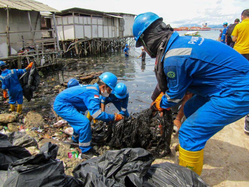 Pertamina bersama Pelindo II Panjang membersihkan limbah mirip oli yang mencemari pesisir Panjang Selatan, Panjang, Kota Bandarlampung, Kamis (10/3). Foto: Netizenku.com