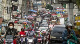 Aktivitas pedagang Pasar SMEP dan Pasar Pasir Gintung kerap menimbulkan kemacetan di Jalan Imam Bonjol, Tanjungkarang Pusat, pada jam sibuk. Foto: Netizenku.com