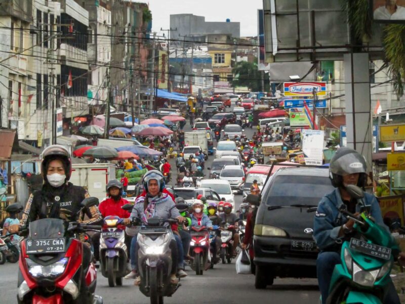 Aktivitas pedagang Pasar SMEP dan Pasar Pasir Gintung kerap menimbulkan kemacetan di Jalan Imam Bonjol, Tanjungkarang Pusat, pada jam sibuk. Foto: Netizenku.com
