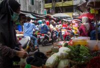 Masyarakat menggunakan sepeda motor untuk berbelanja di Pasar Pasir Gintung, Tanjungkarang Pusat, karena lahan parkir kendaraan terbatas dan beralih fungsi menjadi lapak pedagang. Foto: Netizenku.com