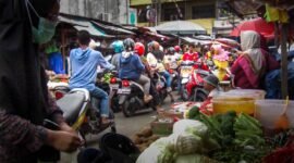 Masyarakat menggunakan sepeda motor untuk berbelanja di Pasar Pasir Gintung, Tanjungkarang Pusat, karena lahan parkir kendaraan terbatas dan beralih fungsi menjadi lapak pedagang. Foto: Netizenku.com