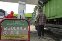 Salah satu pengemudi truk mengisi biosolar setelah antre berjam-jam di SPBU Jalan Gatot Subroto, Garuntang, Kecamatan Bumi Waras, Kota Bandarlampung, Selasa (15/3). Foto: Netizenku.com