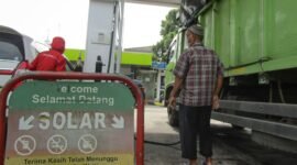 Salah satu pengemudi truk mengisi biosolar setelah antre berjam-jam di SPBU Jalan Gatot Subroto, Garuntang, Kecamatan Bumi Waras, Kota Bandarlampung, Selasa (15/3). Foto: Netizenku.com