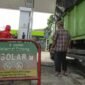 Salah satu pengemudi truk mengisi biosolar setelah antre berjam-jam di SPBU Jalan Gatot Subroto, Garuntang, Kecamatan Bumi Waras, Kota Bandarlampung, Selasa (15/3). Foto: Netizenku.com