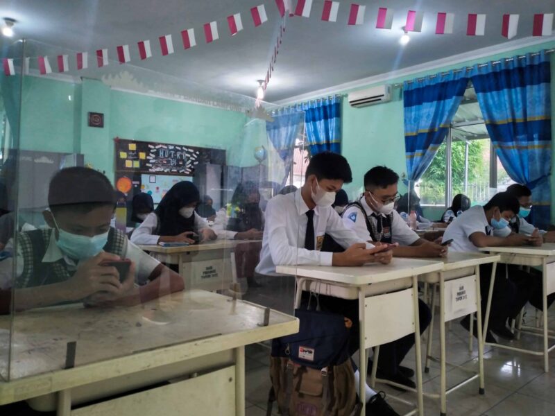 Siswa SMP Negeri 1 Kota Bandarlampung mengikuti PTM Terbatas dengan protokol kesehatan Covid-19, Senin (21/3). Foto: Netizenku.com