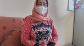 Kepala SMP Negeri 44 Kota Bandarlampung, Hj Udina SPd MPd di ruang kerjanya, Kamis (24/3). Foto: Netizenku.com 