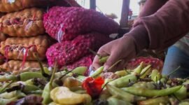 Pedagang cabai dan bawang di Pasar Pasir Gintung, Tanjungkarang Pusat. Foto: Netizenku.com