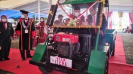 Rektor ITERA Prof. Dr.-ing. Drs. Ir. Mitra Djamal IPU meresmikan peluncuran dan uji coba CEPOV ITERA-1 Mobil Desa Berbahan Bakar Nabati, Minyak Sawit Murni, Sabtu (26/3). Foto: Netizenku.com 