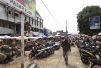 Pedagang menempati lahan parkir Pasar Tugu, Tanjungkarang Timur, Selasa (29/3). Foto: Netizenku.com 