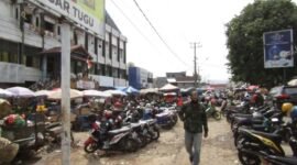 Pedagang menempati lahan parkir Pasar Tugu, Tanjungkarang Timur, Selasa (29/3). Foto: Netizenku.com 