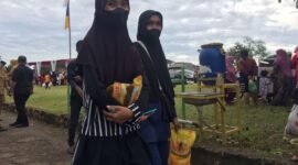 Warga Bandarlampung membeli minyak goreng kemasan sesuai HET Rp14.000 di Pasar Murah Pemkot Bandarlampung beberapa waktu lalu. Foto: Netizenku.com