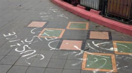 Corat-coret di Bundaran Tugu Adipura bertuliskan 'Justice Is Dead', Rabu (9/3). Foto: Ist