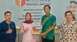  Anggota Bawaslu Kota Bandarlampung Yahnu Wiguno Sanyoto menyerahkan Laporan Tahunan Divisi Penanganan Pelanggaran Tahun 2021 kepada Ketua Bawaslu Provinsi Lampung Fatikhatul Khoiriyah, Selasa (8/3). Foto: Dok. Bawaslu Bandarlampung