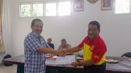 Ketua Steering Committee Musyawarah Provinsi XIV KBSB, Dr Khaidarmansyah SH MPd (kanan) menerima SK Panitia Musyawarah Provinsi XIV KBSB Lampung dari Ketua Dewan Pembina dr Wirman MKes (kiri). Foto: Dok. KBSB Lampung