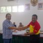 Ketua Steering Committee Musyawarah Provinsi XIV KBSB, Dr Khaidarmansyah SH MPd (kanan) menerima SK Panitia Musyawarah Provinsi XIV KBSB Lampung dari Ketua Dewan Pembina dr Wirman MKes (kiri). Foto: Dok. KBSB Lampung