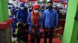 Wali Kota Bandarlampung Eva Dwiana (tengah) meresmikan gedung baru SMP Negeri 42 Jalan Teluk Bone I, Kelurahan Kota Karang, Telukbetung Timur, Kamis (17/3). Foto: Dok. Humas Pemkot Bandarlampung