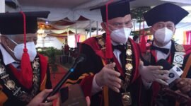 Rektor ITERA Prof. Dr.-ing. Drs. Ir. Mitra Djamal IPU (tengah) usai Sidang Terbuka Wisuda Ke-10 ITERA pada Sabtu (26/3). Foto: Netizenku.com