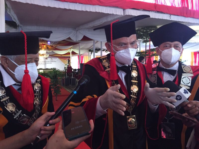 Rektor ITERA Prof. Dr.-ing. Drs. Ir. Mitra Djamal IPU (tengah) usai Sidang Terbuka Wisuda Ke-10 ITERA pada Sabtu (26/3). Foto: Netizenku.com