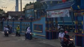 Siswa SMA Perintis 2, Kelurahan Durian Payung, Kecamatan Tanjungkarang Pusat, Bandarlampung, mulai mengikuti PTM Terbatas di sekolah, Senin (7/3). Foto: Netizenku.com