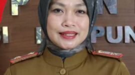 Kepala Dinas PPPA Lampung, Fitrianita Damhuri, pada saat menggunakan bingkai hari anak nasional 2023. Foto: tim sosial media PPPA Lampung.