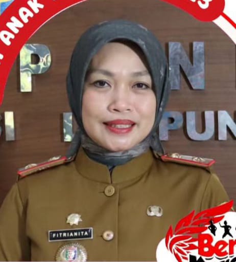 Kepala Dinas PPPA Lampung, Fitrianita Damhuri, pada saat menggunakan bingkai hari anak nasional 2023. Foto: tim sosial media PPPA Lampung.