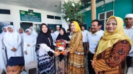 Riana Sari Arinal saat menyalurkan bantuan beras dan kursi lipat di panti asuhan dan masjid. 