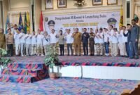 Gubernur Lampung, Arinal Djunaidi, bersama dengan M-kreasi beserta tamu undangan pada saat mengabadikan momen di acara launcing buku 