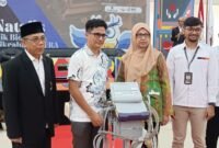 Civitas Akademik Itera, saat menerima penyerahan peralatan Biomedis secara simbolis berupa Ventilator ICU dan beberapa Voucher Medical Check Up Dari Rumah Sakit Bintang Amin. Foto: Luki
