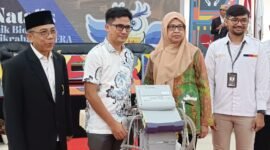 Civitas Akademik Itera, saat menerima penyerahan peralatan Biomedis secara simbolis berupa Ventilator ICU dan beberapa Voucher Medical Check Up Dari Rumah Sakit Bintang Amin. Foto: Luki