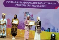 pengurus Dekranasda Lampung Bidang Wirausaha Baru, Ellismawati Levi, ketika menerima penghargaan pada pameran kriya nusa 2023, Minggu (18/9). Foto: Luki.