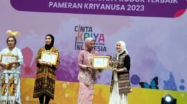 pengurus Dekranasda Lampung Bidang Wirausaha Baru, Ellismawati Levi, ketika menerima penghargaan pada pameran kriya nusa 2023, Minggu (18/9). Foto: Luki.