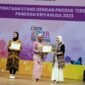 pengurus Dekranasda Lampung Bidang Wirausaha Baru, Ellismawati Levi, ketika menerima penghargaan pada pameran kriya nusa 2023, Minggu (18/9). Foto: Luki.