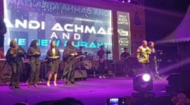 Gubernur Lampung, Arinal Djunaidi bersama dengan Andi Ahmad Sampurna Jaya, pada saat menghibur pengunjung PRL, Jum'at (6 Oktober 2023). Foto: Luki