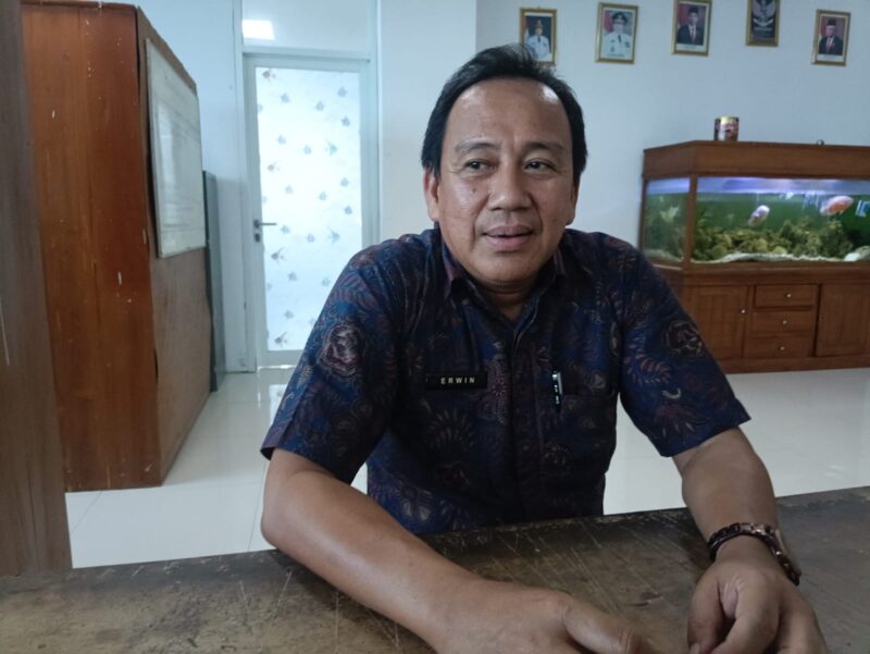 Kepala DKP Kota Bandarlampung, Erwin, saat diwawancarai di ruang kerjanya, Jum'at (27/10). 