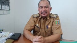 Kepala UPTD PPPA Provinsi Lampung, Amsir, ketika diwawancarai di Kantornya, Senin (30/10). Foto: Luki. 