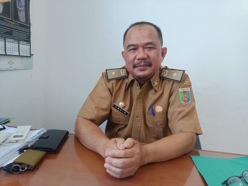 Kepala UPTD PPPA Provinsi Lampung, Amsir, ketika diwawancarai di Kantornya, Senin (30/10). Foto: Luki. 