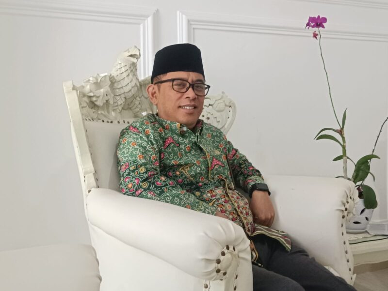 Kanwil Kemenag, Lampung, saat diwawancarai di Kantornya. Foto: Arsip Luki. 