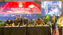 Kepala Sekolah SMK SMTI Balam Teken MoU dengan 10 Perusahaan di Lampung, Senin (1/1). Foto: Luki. 