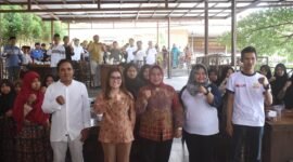 Pimpinan Umum KiniID ketika mengabadikan momen dengan pemateri dan para peserta diskusi. Foto: Kiriman WA Septi