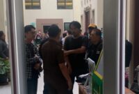 Sejumlah wartawan sedang mewawancarai JPU pada persidangan yang tak dihadiri mantan Bupati Lamsel selaku saksi pada kasus tipu gelap. (foto: Netizenku.com)