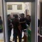 Sejumlah wartawan sedang mewawancarai JPU pada persidangan yang tak dihadiri mantan Bupati Lamsel selaku saksi pada kasus tipu gelap. (foto: Netizenku.com)