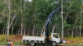 Pemasangan lampu jalan bantuan Kemenhub. (Arie/NK)