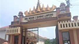 Gapura SMA 3 Negeri Bandar Lampung. 