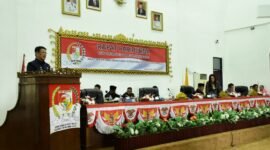 Foto: M Firsada, saat menyampaikan pandangan akhirnya dalam rapat paripurna tingkat II Raperda APBD Kabupaten tahun 2024 di gedung DPRD, Panaragan, Kecamatan Tulangbawang Tengah, Kamis siang (23/11). (Arie/NK)